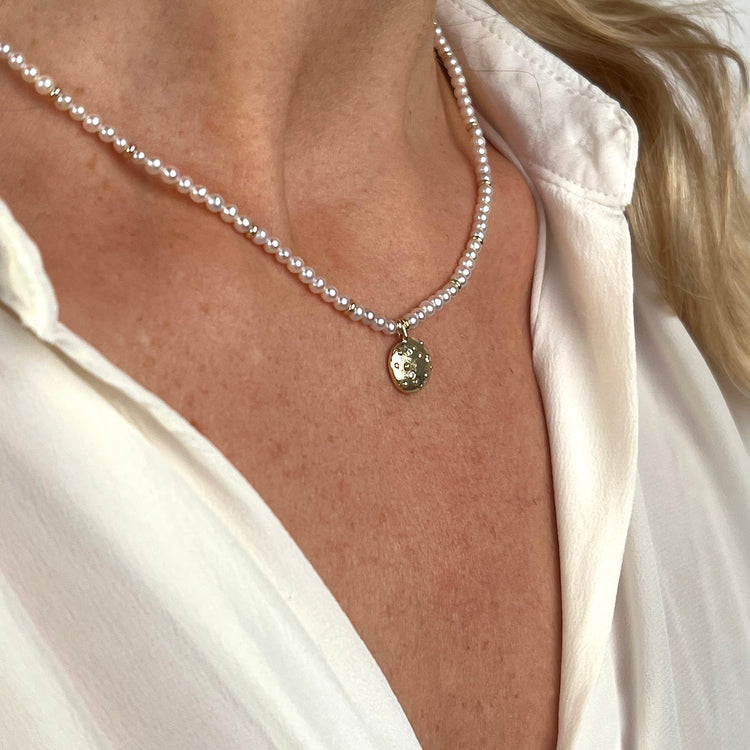 Pearl necklace with three diamonds Sun