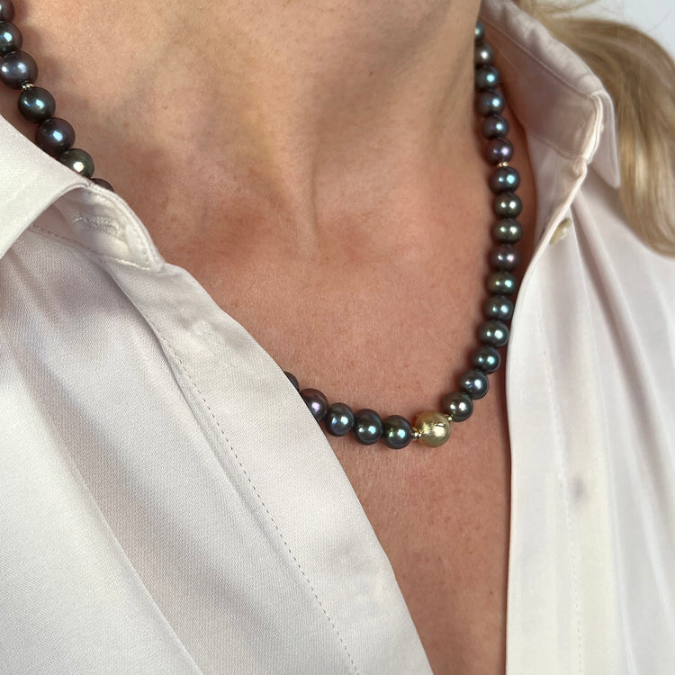 Black pearl necklace with ribbon