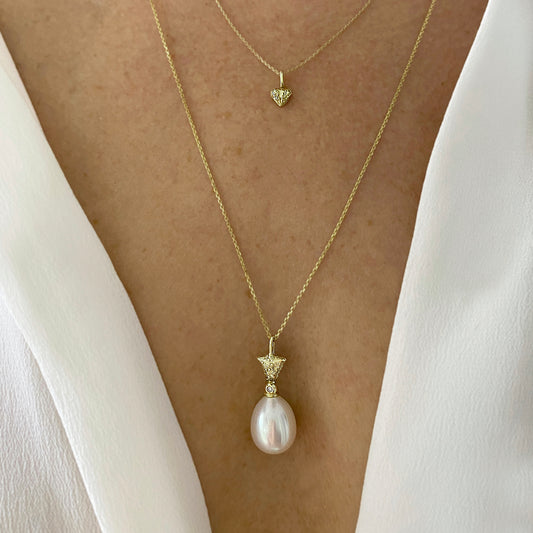 Pendant with a white pearl Lily