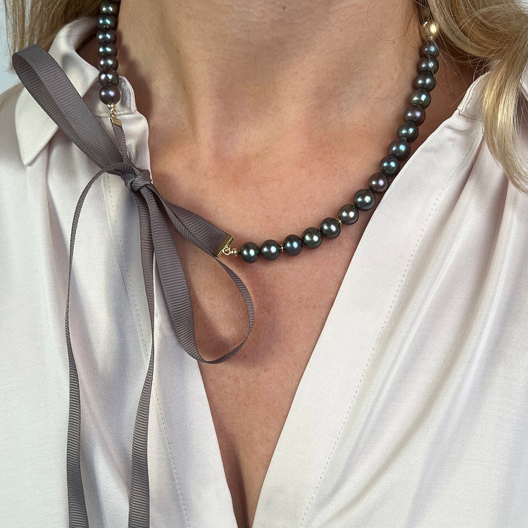 Black pearl necklace with ribbon