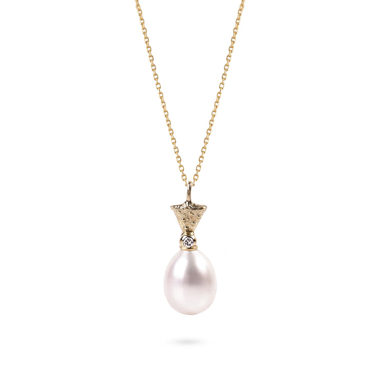 Pendant with a white pearl Lily