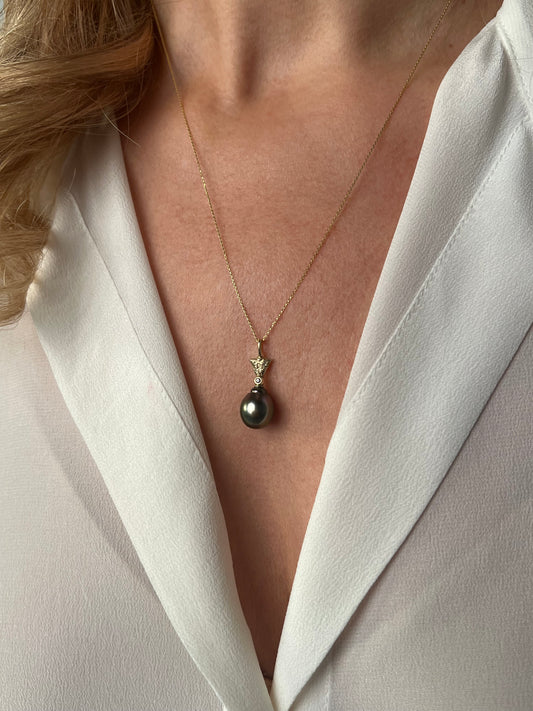 Pendant with a white pearl Lily